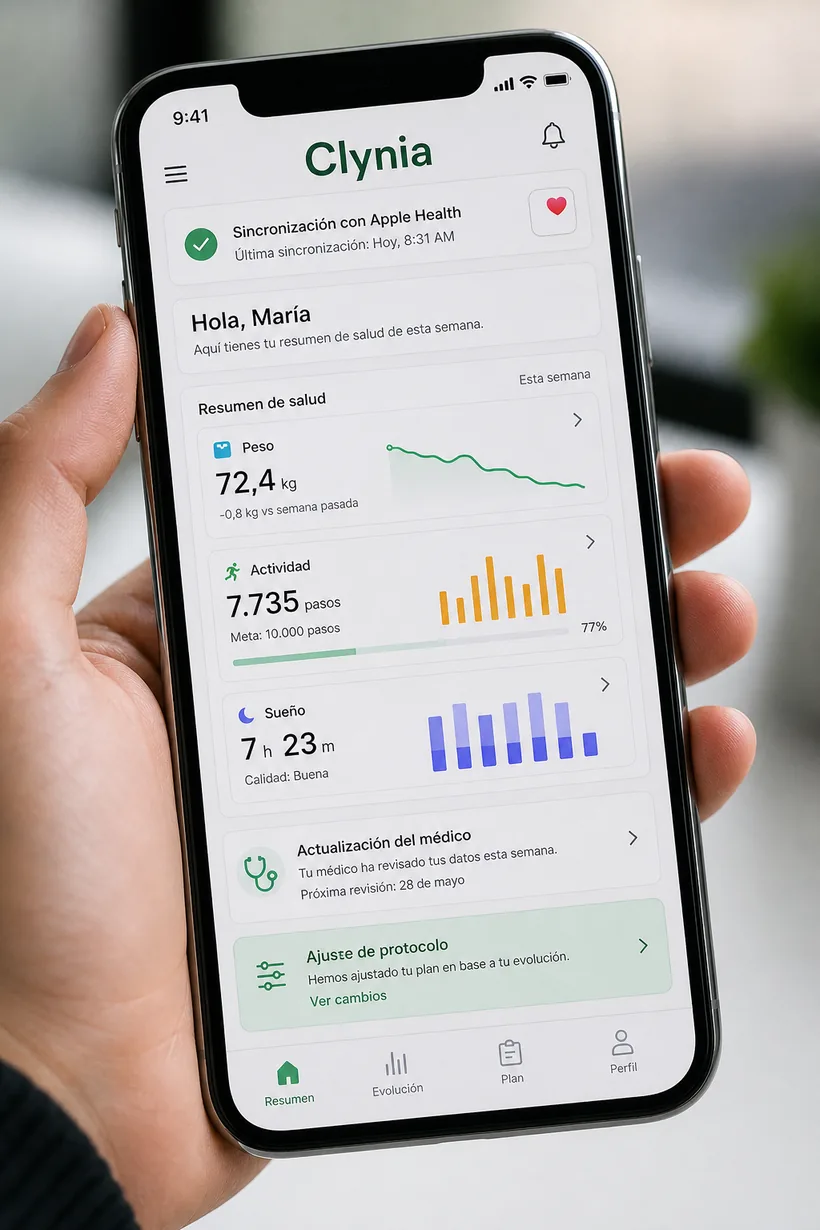 App de Clynia en el móvil con el seguimiento de salud del paciente